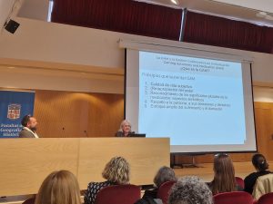 Lourdes Rodríguez durante su ponencia sobre la Gestión Colaborativa de la Medicación en Barcelona, abril 2025